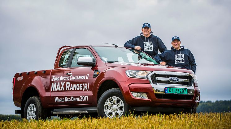 JAGER REKORD: Henrik Borchgrevink (til venstre) og Knut Wilthil skal forsøke å kjøre pickupen Ford Ranger lengre enn noen har kjørt en pickup på en tank.