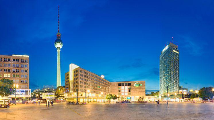 Berlin: Alexanderplatz mit Weltzeituhr und Fernsehturm © Francesco Carovillano