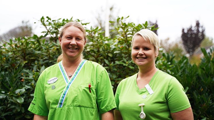 Cornelia Mingert och Sara Olsson, undersköterskor på Förenade Care Sälgen. 