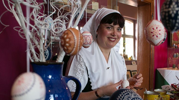 Die Oster-Traditionen sind im Spreewald besonders stark ausgeprägt. Hier kann man auch mitmachen, beispielsweise beim Verzieren der Eier. Foto: Museum OSL. 