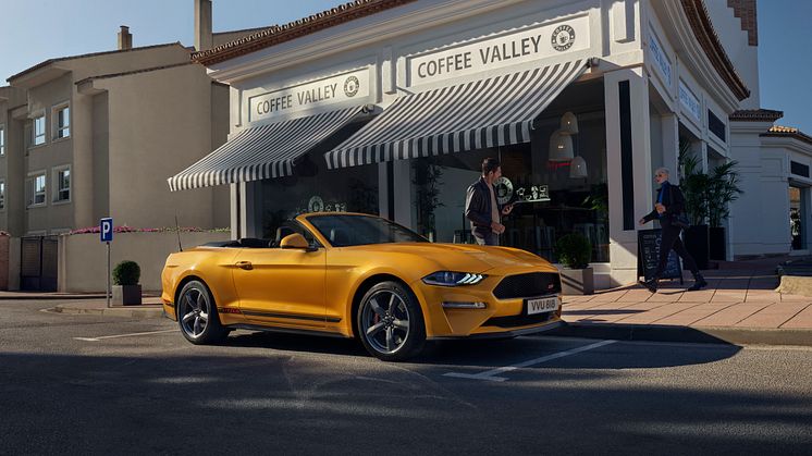 Odpovídající dynamiku a zvukový doprovod uděluje Mustangu California Special motor Ford 5.0 V8 o výkonu 331 kW (450 k) a točivém momentu 529 Nm.