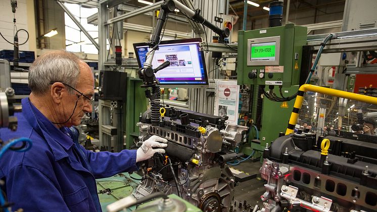 Speciálně vyškolený „šotek“ sabotuje chod supermoderní automobilové továrny Fordu ve Valencii