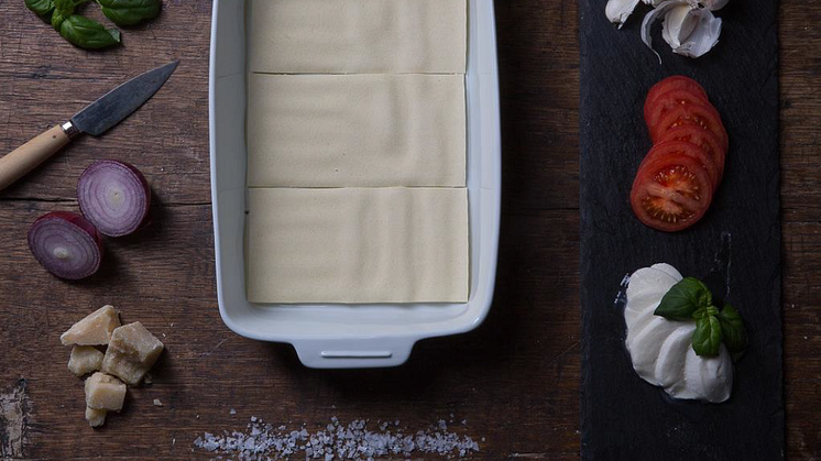 Lasagneplatene får perfekt plass i den nye og smarte lasagneformen vår.