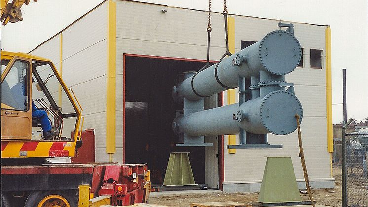 Sweden’s first district cooling plant was put into operation in Västerås in 1992. Tube heat exchangers are lifted into the cooling production plant.
