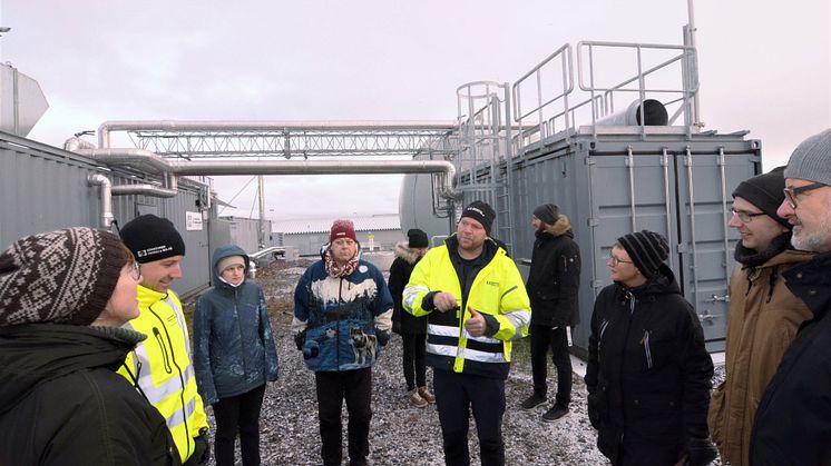 Jonathan Grip (t.v.), utvecklingschef Hemab, och Jonas Jacobosn(t.h.), platschef deponi/ÅVC Ärland, förevisar Hemab:s anläggning i Ärlandsbro. Foto: Simon Oja, BioFuel Region.