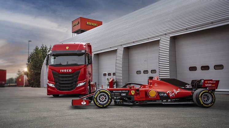 Kaksi erikoisvärein maalattua IVECO S-Way -kuorma-autoa laajentavat Scuderia Ferrarille toimitettua IVECO-kalustoa, ja niitä käytetään Formula 1 -autojen ja varusteiden kuljettamiseen maailmanmestaruussarjan kilparadoille.