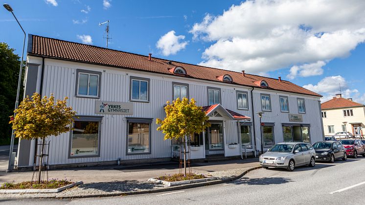 Yrkesgymnasiet huserar i det som tidigare var Hanssons butik i Munkedal. Skolan har fem program och totalt åtta inriktningar. 