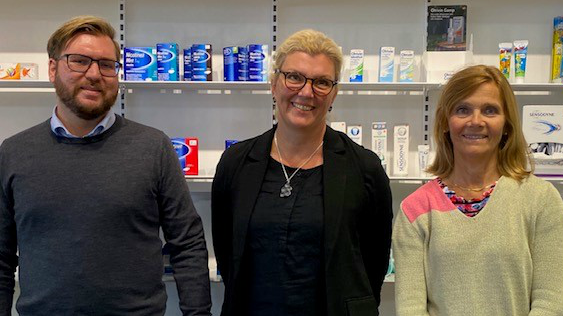 Kronans Apotek utser GSK Consumer Healthcare till årets leverantör 2020. Från vänster; William Fri , Etel Keil Björk, Annica Bengtsson från GSK