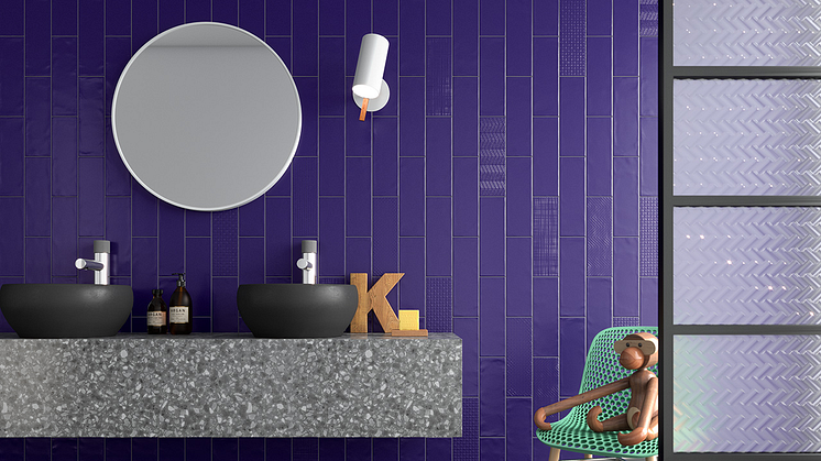 Färgstarka badrum med stående kakel, matt yta och reliefplattor gillar vi i år! SOHO Cobolt matt/dekor från CCHöganäs,