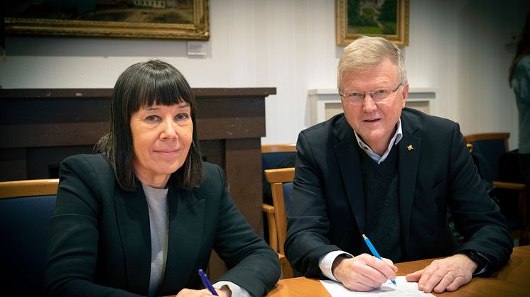 Ylva Fältholm, rektor på Högskolan i Gävle, och Göran Angergård, regiondirektör, Region Gävleborg. FOTO: Marie Hägg/Högskolan i Gävle.