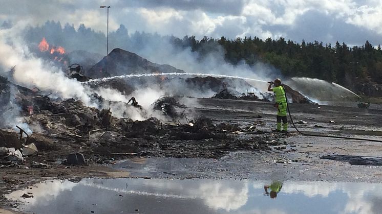 Släckningsarbete vid brännbart avfall på Lilla Nyby i Eskilstuna vid lunchtid den 4 augusti 2017