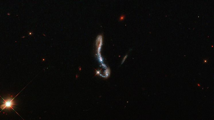 Unik studie visar ljusets (om)väg genom galaxerna 