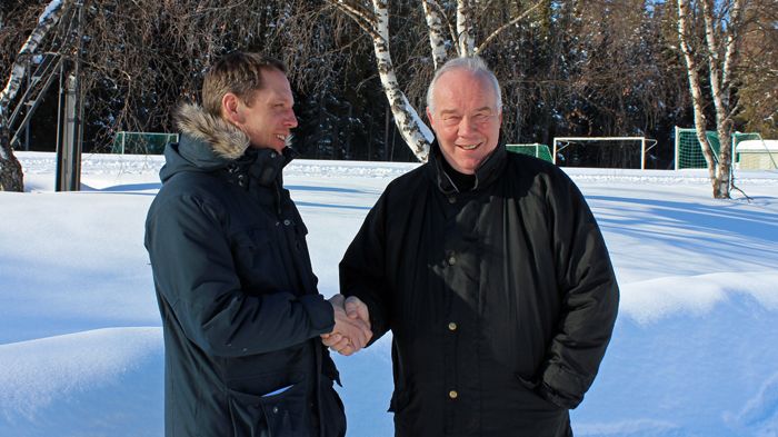 Ulf Bernhardsson från Trångsviken Bygg AB och Kent Rosenqvist från Bergs Hyreshus AB tar i hand för bygget av ny idrottshall.