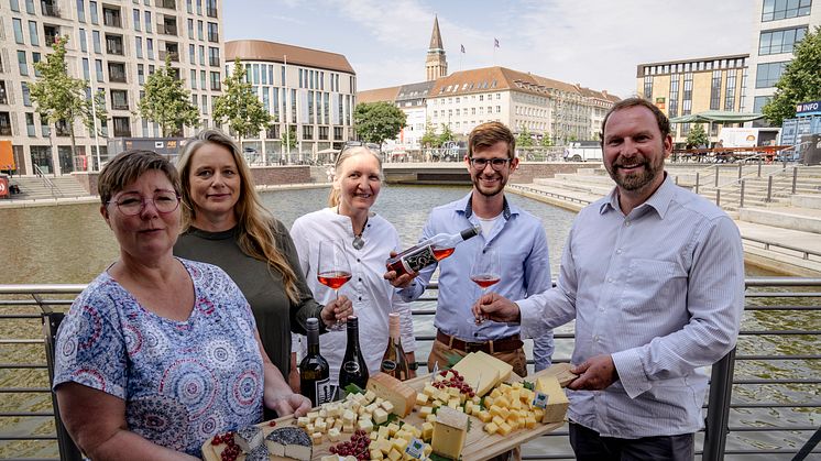 Das Team von Käse trifft Wein vl: Cindy Jahnke | Sandra van Hoorn | Petra Schweim | Heiko Niehaus | Johannes Hesse. Weitere Bilder am Ende dieser Meldung