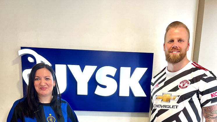 Kommunikasjonssjef Fatima Elkadi og markedssjef Krister Andreassen oppfordrer sine kolleger i JYSK til å delta på #FotballtrøyeFredag 6. mai.