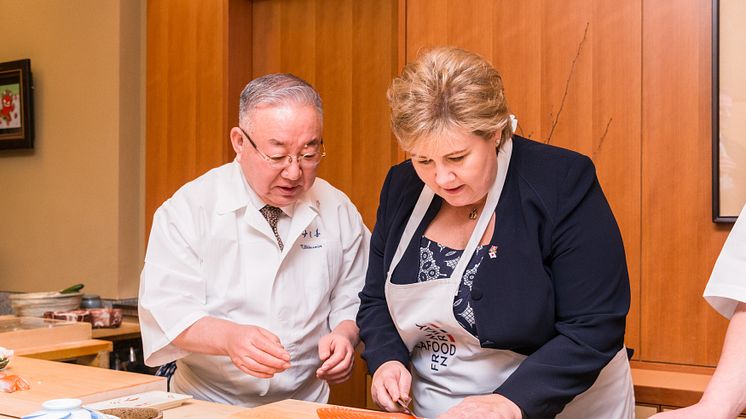 Statsminister Erna Solberg lager laksesushi i Japan