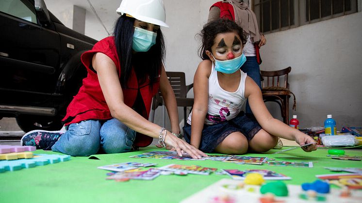 Sonia, 8 år, leker på Rädda Barnens barnvänliga plats. Explosionen i Beirut skedde samtidigt som hennes födelsedagskalas.
