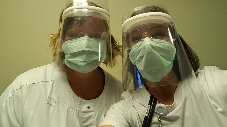 Sygeplejersker på Riget med visirer, som er 3D-printet i Makerspace på TEC.