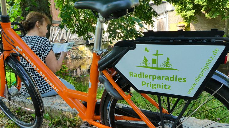 Durch die Prignitz in Orange geht es mit den neuen Sharing-Rädern von Donkey Republic. Foto: Tourismusverband Prignitz. 