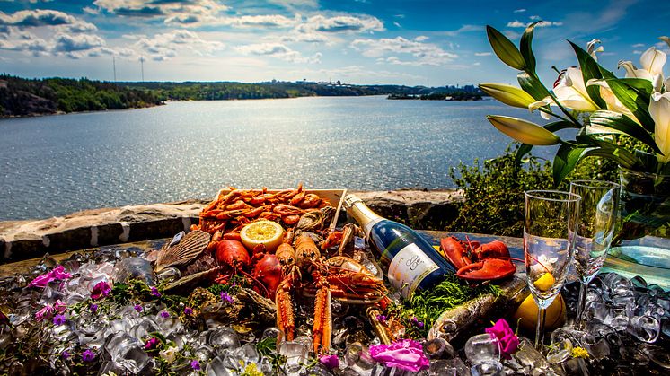 Mat från havet smakar bäst vid havet! Fredagen den 29 september dukas det åter upp med en efterlängtad skaldjur- och champagneweekend på Högberga Gård.