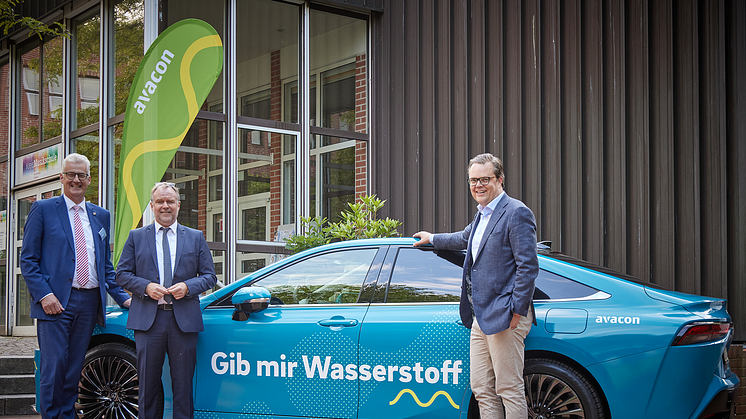 Landräte Cord Bockhop (Landkreis Diepholz) und Detlev Kohlmeier (Landkreis Nienburg/Weser) gemeinsam mit Marten Bunnemann (CEO Avacon AG)