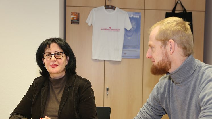 Dr. Ruzanna Hanesyan-Bajadjan ist die zweite Koordinatorin des "Forum-Asyl-Schwalmstadt". Hier ist sie im Gespräch mit Diakon Björn Keding, Geschäftsführer der Diakonischen Gemeinschaft Hephata.