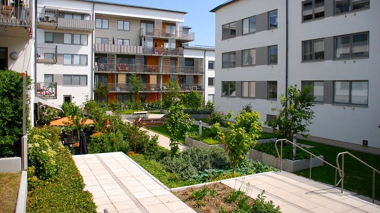 HSB-föreningen Brf Torghusen med skyddad innergård omgärdad av 3 huskroppar med 113 lägenheter