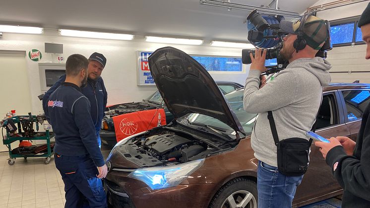 Erik Ekstrand och Autoexpertens mekaniker Samuel Ayoub går igenom bilens motor