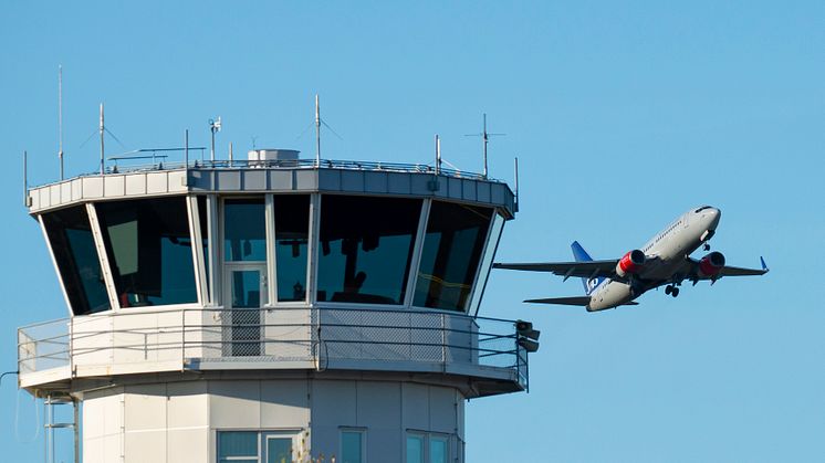 SAS Boeing 737 tränar start och landning på Karlstad Airport