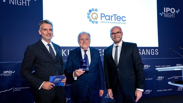 CO-CEO Hugo Falter nimmt den IPO Award 2023 aus den Händen von Staatsminister Dr. Fabian Mehring entgegen. (Credits: martinjoppen.de)