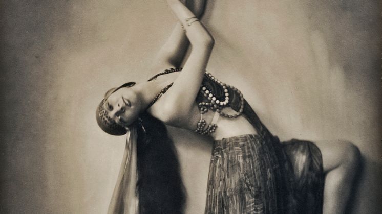 Man blir fascinerad bara av att se på henne skrev en journalist för 100 år sedan. På bilden ser vi Carina Ari i Anitras dans.