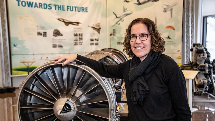 Eva Wikman, Head of Airworthiness på GKN Aerospace framför en RM12-motor
