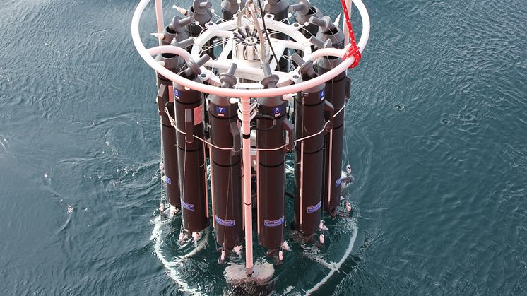 En prøvetakingsrosett med 12 flasker blir senket ned i sjøen for å ta vannprøver.  (Foto: Robert Sherrell, Rutgers University)