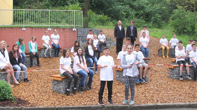 Die Schlaugärtner der Mittelschule Ensdorf stellen ihren neuen Pausenhof vor.