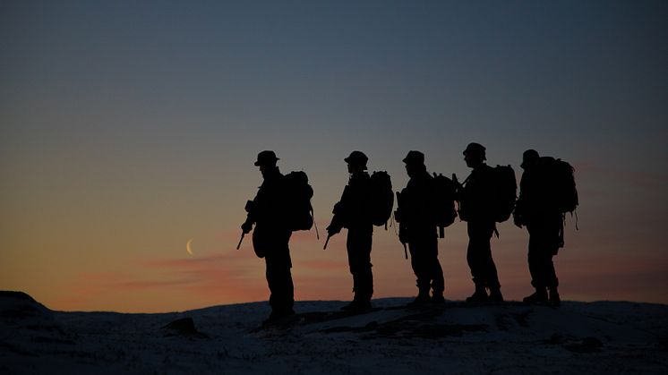 Patruljegåing i solnedgangen, foto: Joakim Salmelid/Forsvaret