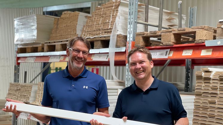 Jan Hedlund (till vänster) lämnar över familjeföretaget till Hyttbäcken Invest med VD Anders Eller (till höger)