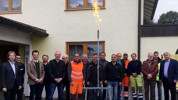 Feuer frei für die neue Gasversorgung in Dalking. Zusammen mit Partnern und Vertretern aus der Politik hat die Bayernwerk Netz am Mittwoch die Versorgungsleitung in Betrieb genommen.