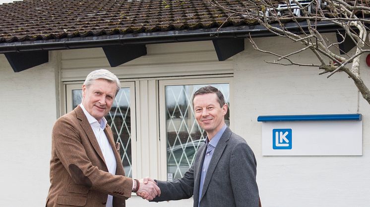 CEO Magnus Eriksson välkomnar André Zimmermann (till höger) som operativ chef för LK Armatur Deutschland GmbH.
