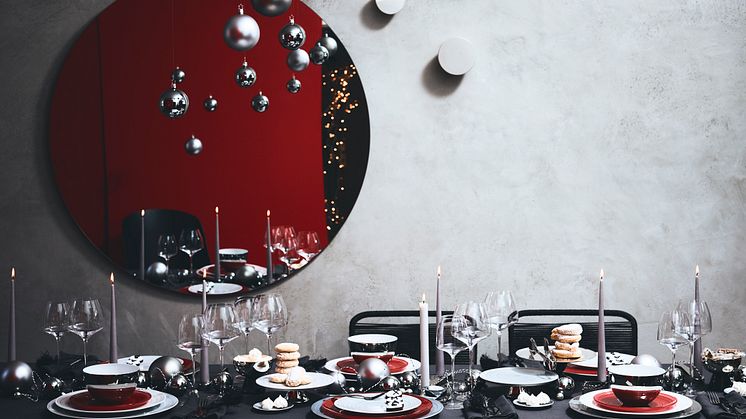 Black, white, red: Christmas in Bauhaus style with TAC Stripes 2.0. The matching accessories such as cake plate or porcelain balls complete the Christmas setting.