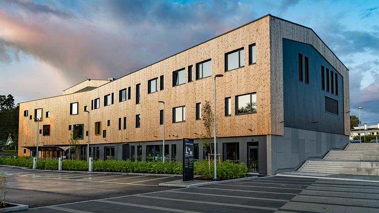 Nye Hoppern skole i Moss er oppført i massivtre og BREEAM-sertifisert på nivå Very Good. Foto: Helge Eek/MK Eiendom