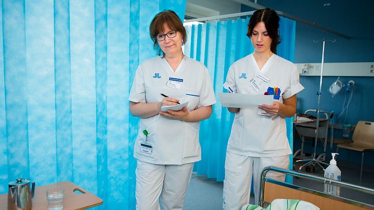 Sjuksköterskan Helen Isberg tillsammans med Jeanette Andersson, klinisk farmaceut