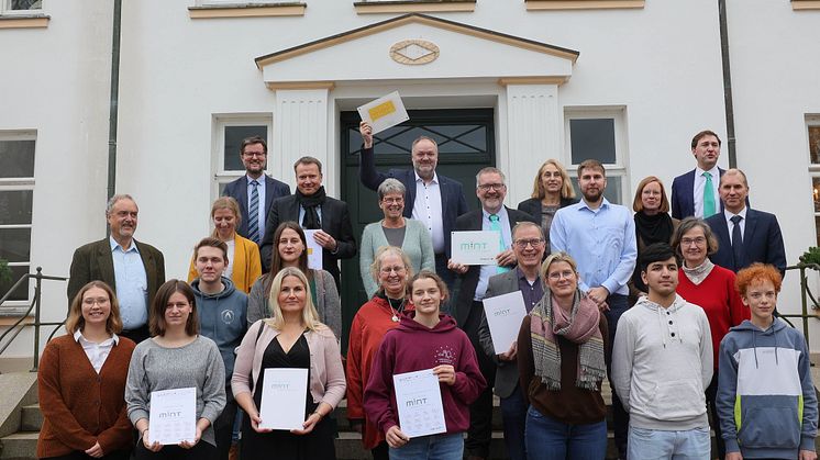 9 Schulen in Schleswig Holstein erhalten vom MINT Zukunft e.V. Auszeichnung als  „MINT-freundliche Schule“ und „Digitale Schule“ im plus-MINT Talentzentrum Louisenlund