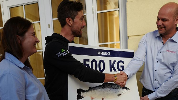 Bernard Eisel overrekkes premien på 500 kilo norsk laks