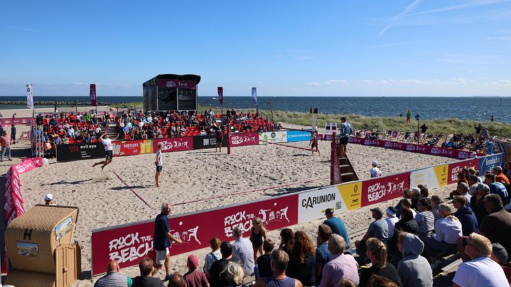 Das Beachvolleyball Turnier "ROCK the BEACH" findet 2024 wieder am Südstrand auf Fehmarn statt. © Sportplatz GmbH Joern Pollex