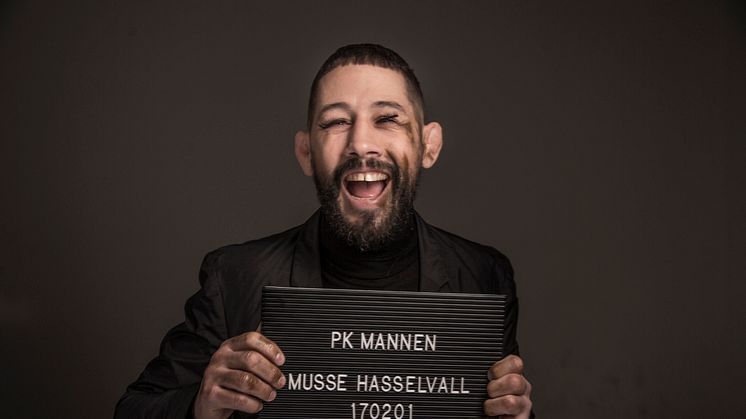 I UR:s serie PK-mannen reflekterar Musse Hasselvall kring samhällsnormer som vi ofta tar för självklara och som omedvetet stänger ute vissa. Serien är producerad för skolan. © Foto: Elisabeth Ohlson Wallin/UR