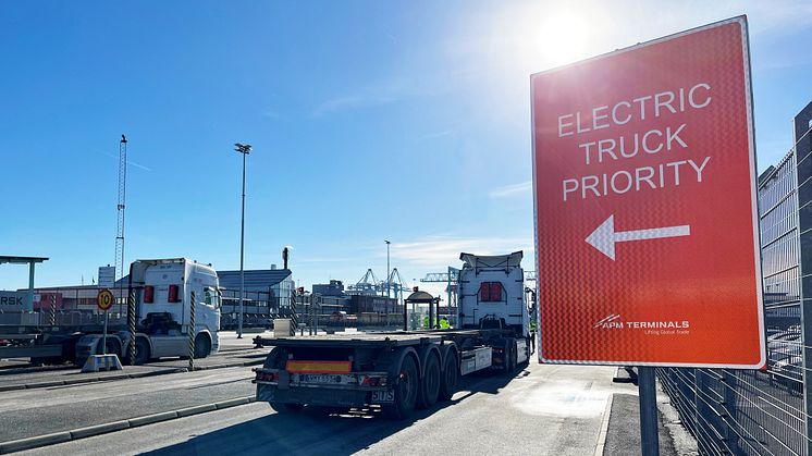 Idag passerade Skaraslättens Transport AB för första gången Electric Truck Priority Lane med en av sina eldrivna lastbilar, som enligt chauffören kommer att passera ytterligare sju gånger under dagen.