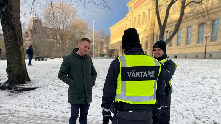 Stockholms stads trygghetsborgarråd Erik Slottner (KD) med väktare