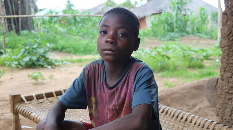 14-åriga Baptista* i Mocambique. Han och hans tre syskon har försökt återhämta sig sen cyklonen Kenneth drog in i deras hemstad 2019.