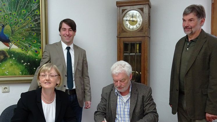 Wessobrunns Bürgermeister Dinter (2. v. r.) und Bayernwerk-Kommunalverantwortliche Jekelius (l.) unterzeichnen den neuen Konzessionsvertrag.