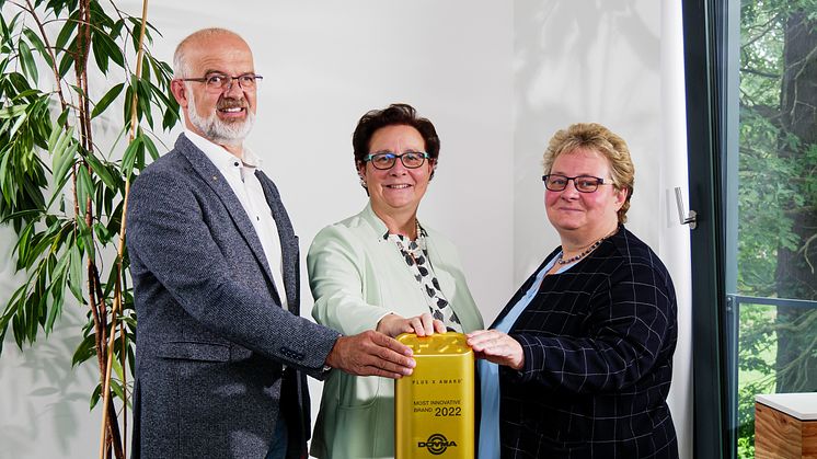DOYMA wurde 2022 vom Plus X Award erneut als "Most innovative Brand" ausgezeichnet: René Hartwig, Geschäftsführer von DOYMA, zusammen mit Kerstin Ihlenfeldt-Wulfes (Mitte) und Tanja Kraas – beide geschäftsführende Gesellschafterinnen bei DOYMA